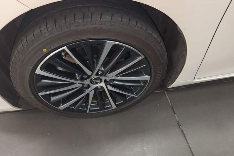 Used Lexus ES 2021 300h Deluxe Edition Left Front Wheel Hub