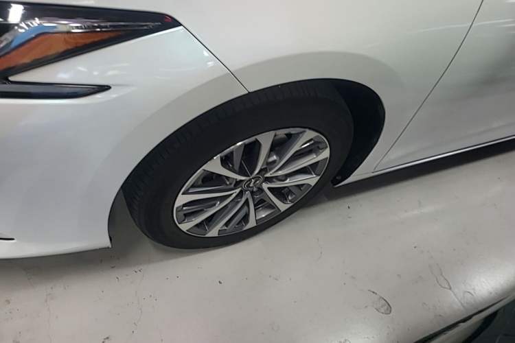 Used Lexus ES 2021 300h Excellence Edition Left Front Wheel Hub