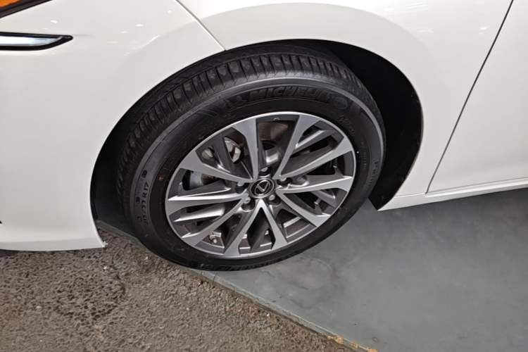 Used Lexus ES 2021 200 Excellence Edition Left Front Wheel Hub