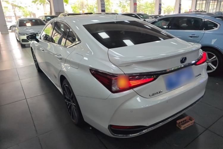 Used Lexus ES 2021 300h Deluxe Edition Rear Left 45 Deg
