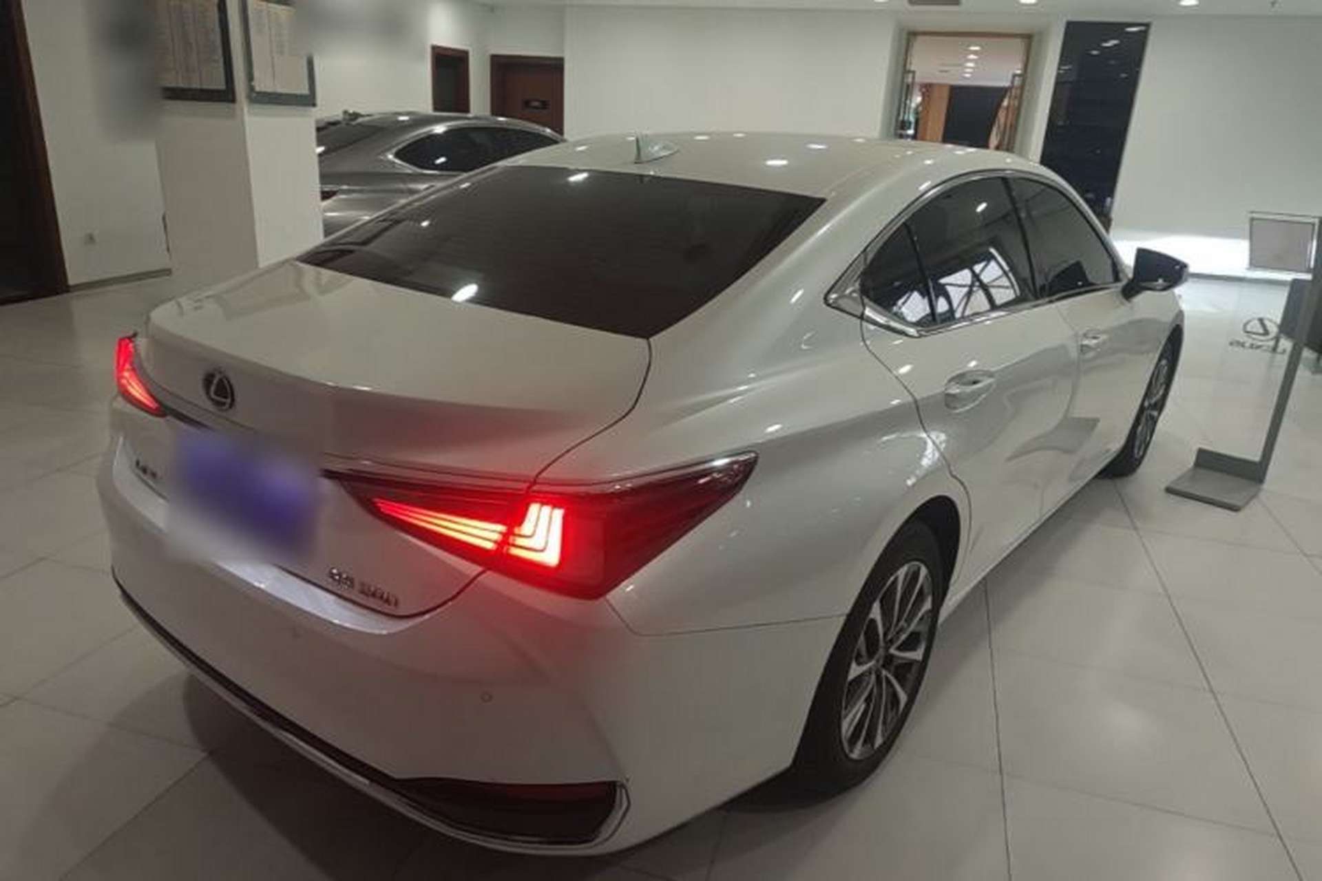 Used Lexus ES 2021 200 Excellence Edition Rear Right 45 Deg