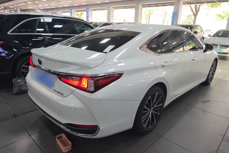 Used Lexus ES 2021 300h Deluxe Edition Rear Right 45 Deg