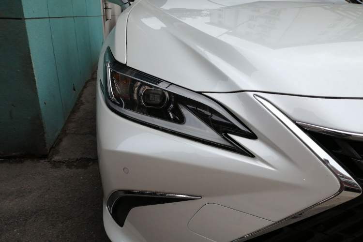 Used Lexus ES 2021 300h Excellence Edition Right Front Headlight