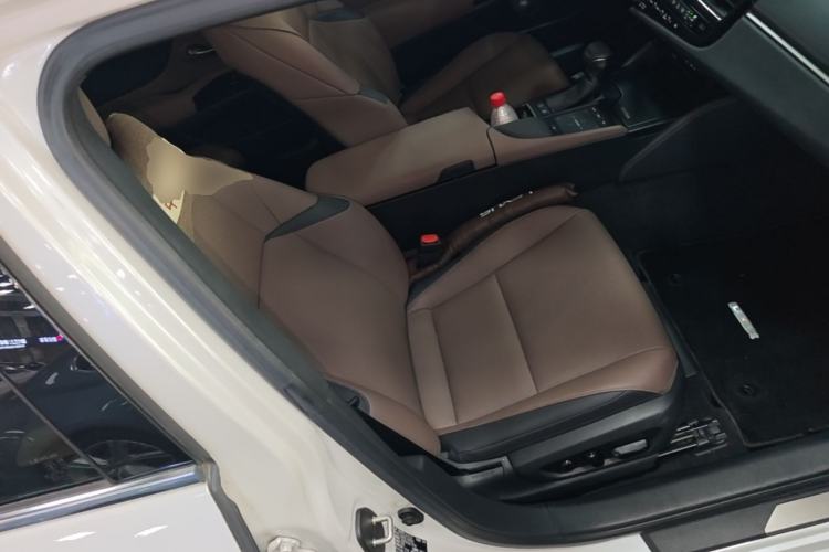 Used Lexus ES 2021 300h Deluxe Edition Right Front Seat