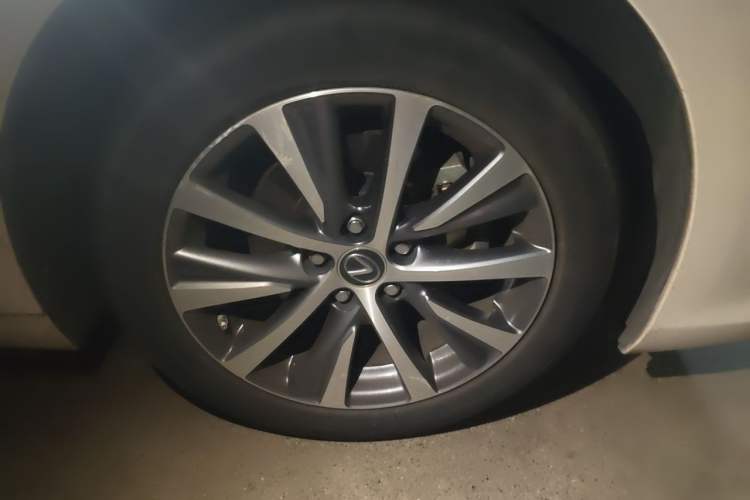Used Lexus ES 2021 200 Excellence Edition Right Front Wheel Hub