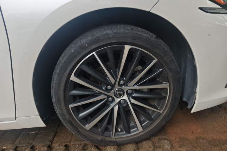 Used Lexus ES 2021 300h Deluxe Edition Right Front Wheel Hub