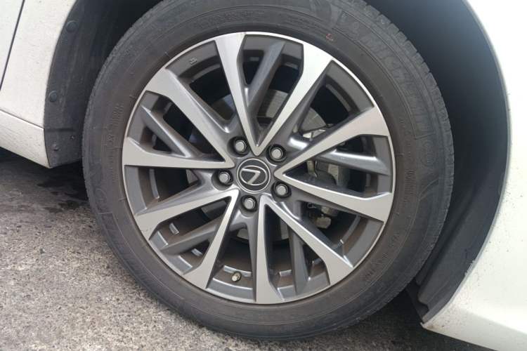Used Lexus ES 2021 260 Excellence Edition Right Front Wheel Hub