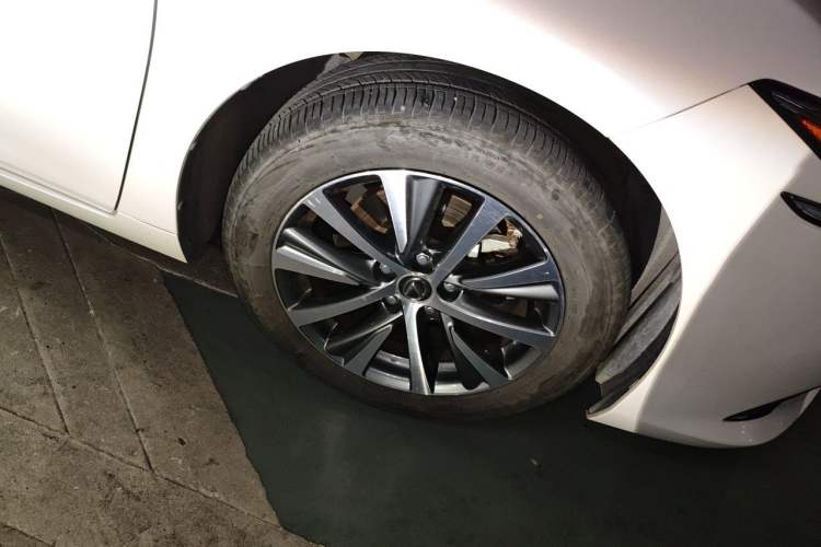 Used Lexus ES 2021 200 Excellence Edition Right Front Wheel Hub