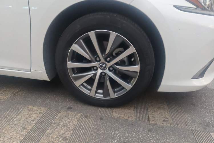 Used Lexus ES 2021 200 Excellence Edition Right Front Wheel Hub