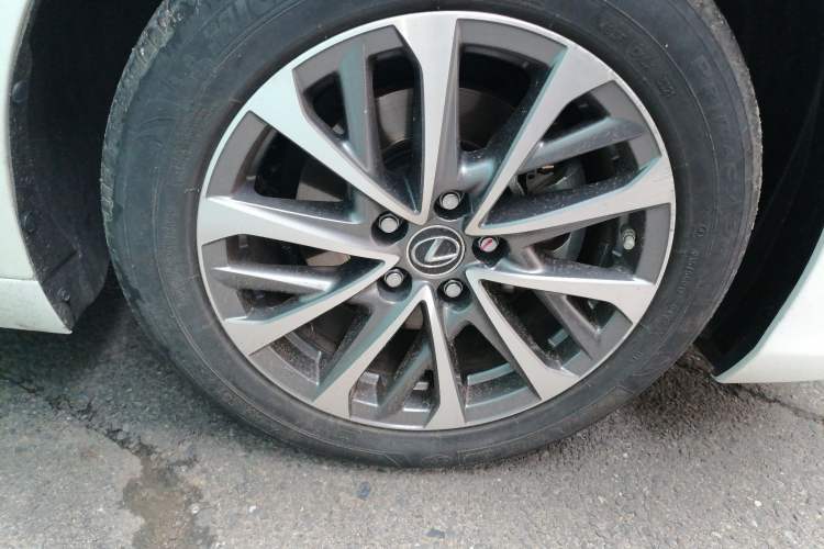Used Lexus ES 2021 300h Excellence Edition Right Front Wheel Hub