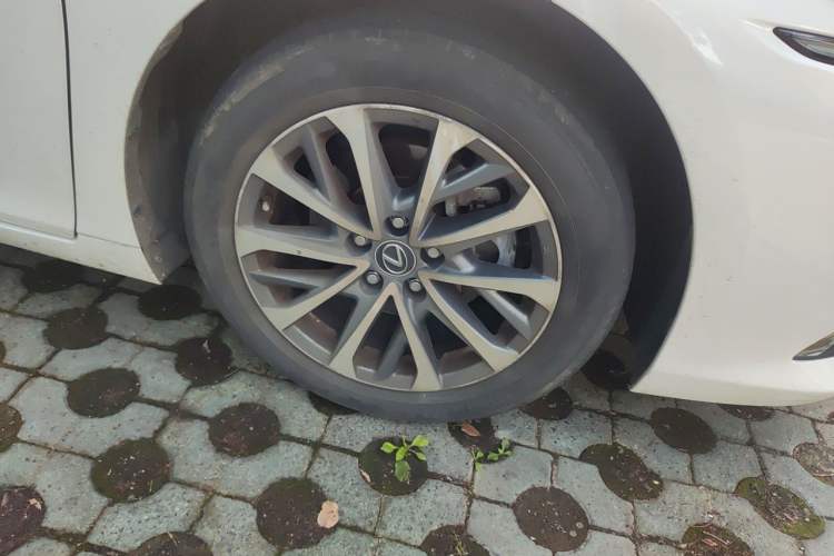 Used Lexus ES 2021 200 Excellence Edition Right Front Wheel Hub