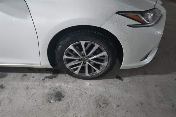 Used Lexus ES 2021 200 Excellence Edition Right Front Wheel Hub