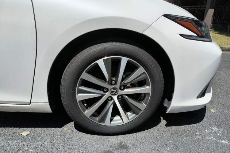 Used Lexus ES 2021 200 Excellence Edition Right Front Wheel Hub