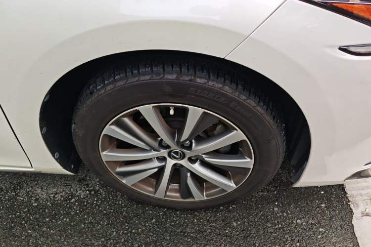 Used Lexus ES 2021 200 Excellence Edition Right Front Wheel Hub