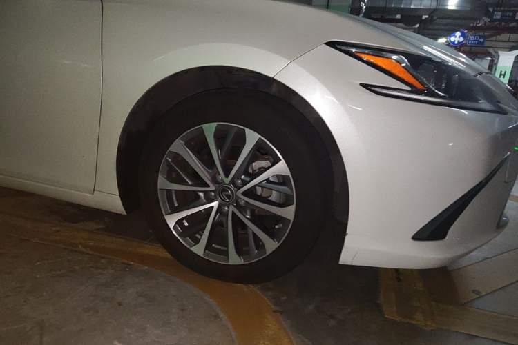 Used Lexus ES 2021 200 Excellence Edition Right Front Wheel Hub