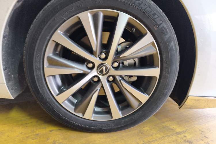 Used Lexus ES 2021 300h Excellence Edition Right Front Wheel Hub