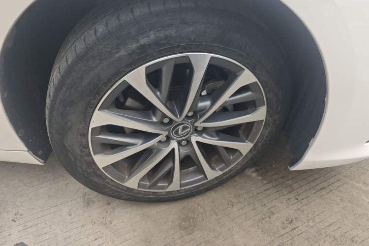 Used Lexus ES 2021 200 Excellence Edition Right Front Wheel Hub