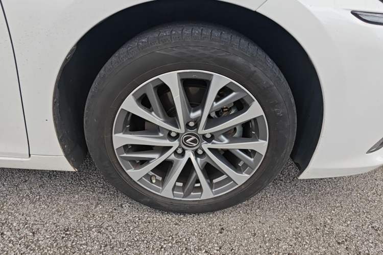 Used Lexus ES 2021 200 Excellence Edition Right Front Wheel Hub