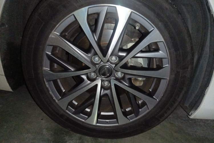 Used Lexus ES 2021 260 Excellence Edition Right Front Wheel Hub