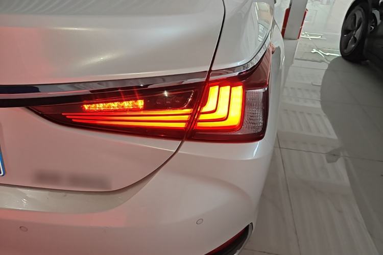 Used Lexus ES 2021 200 Excellence Edition Right Rear Taillight