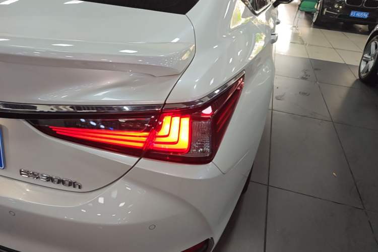 Used Lexus ES 2021 300h Deluxe Edition Right Rear Taillight