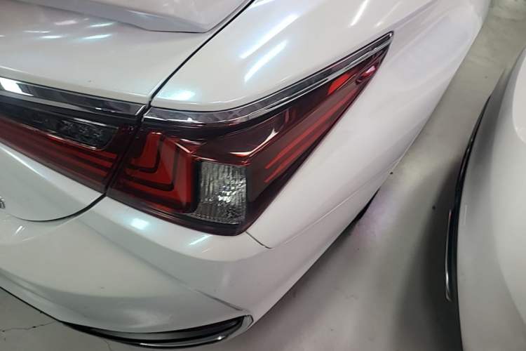 Used Lexus ES 2021 300h Excellence Edition Right Rear Taillight