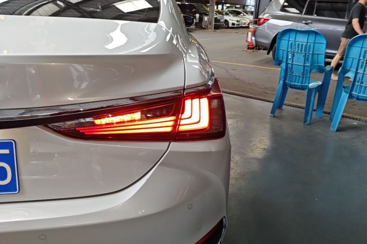 Used Lexus ES 2021 200 Excellence Edition Right Rear Taillight