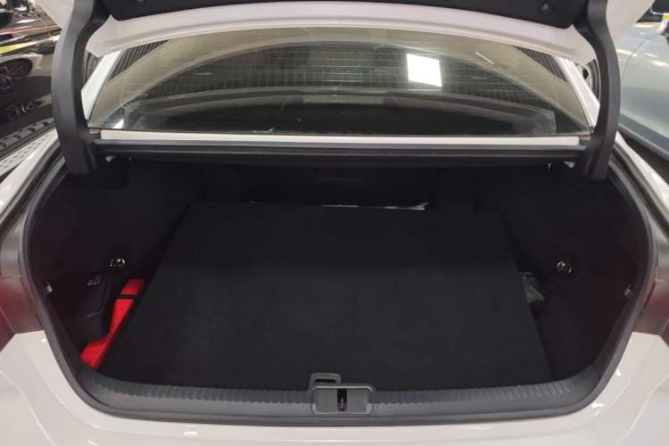 Used Lexus ES 2021 300h Deluxe Edition Trunk