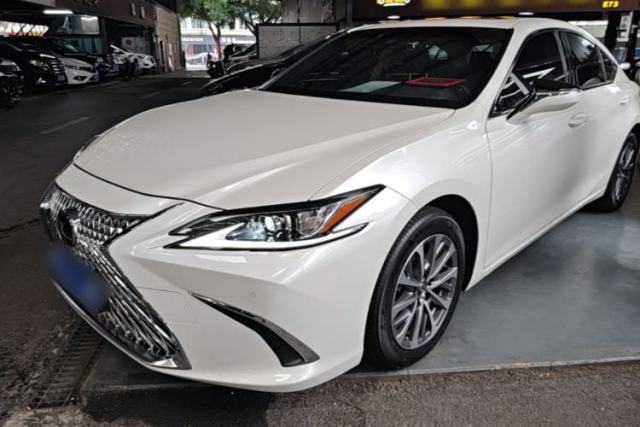 Ojetý Lexus ES 2021 200 Excellence Edition