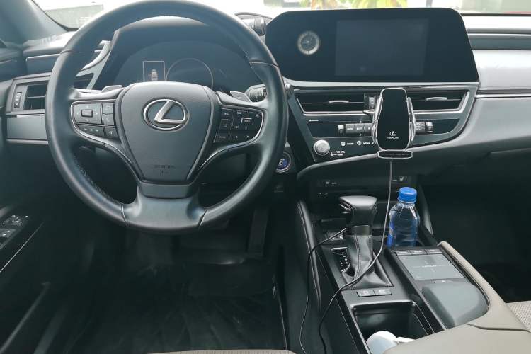 Used Lexus ES 2021 300h Excellence Edition Center Console