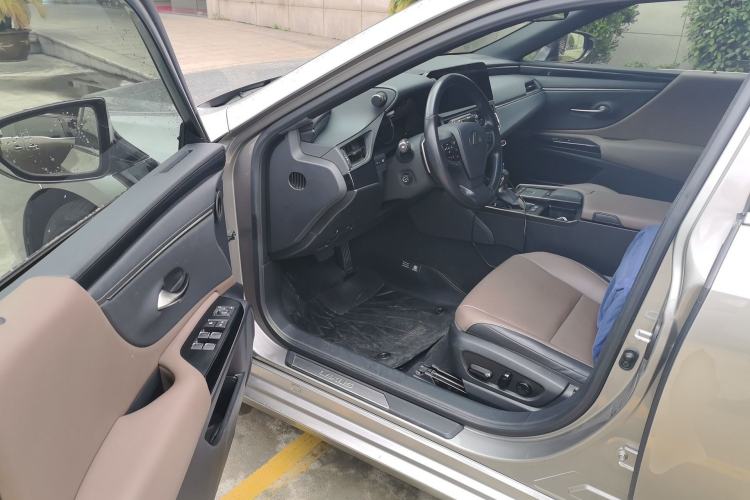 Used Lexus ES 2021 300h Excellence Edition Driver Seat