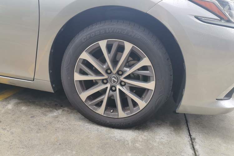 Used Lexus ES 2021 300h Excellence Edition Right Front Wheel Hub