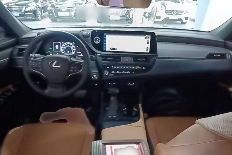 Used Lexus ES 2022 300h Deluxe Edition Center Console