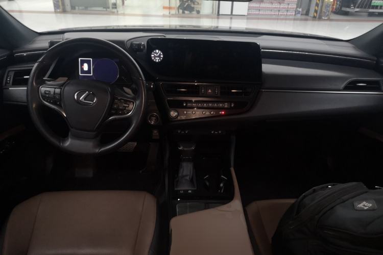 Used Lexus ES 2022 300h Deluxe Edition Center Console