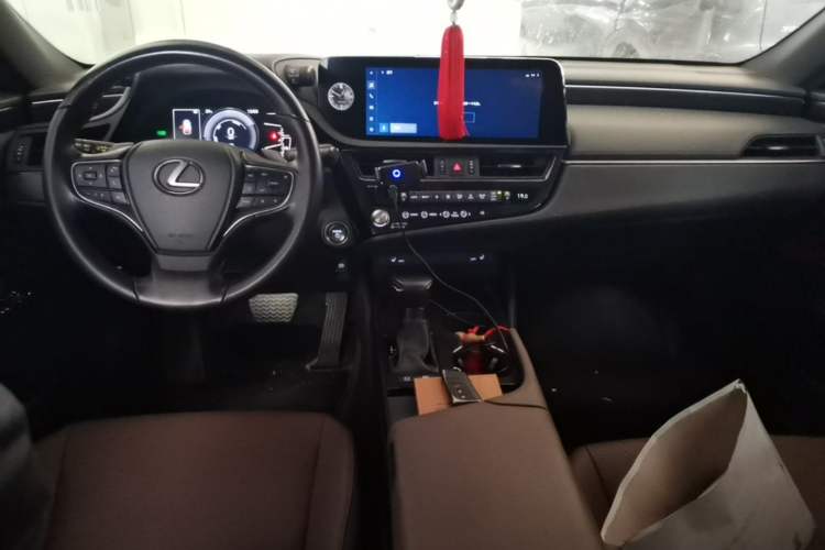 Used Lexus ES 2022 300h Excellence Edition Center Console