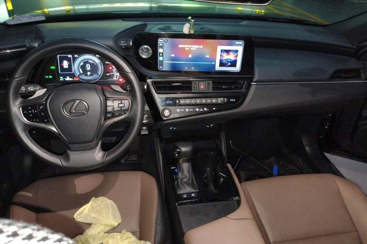 Used Lexus ES 2022 300h Excellence Edition Center Console