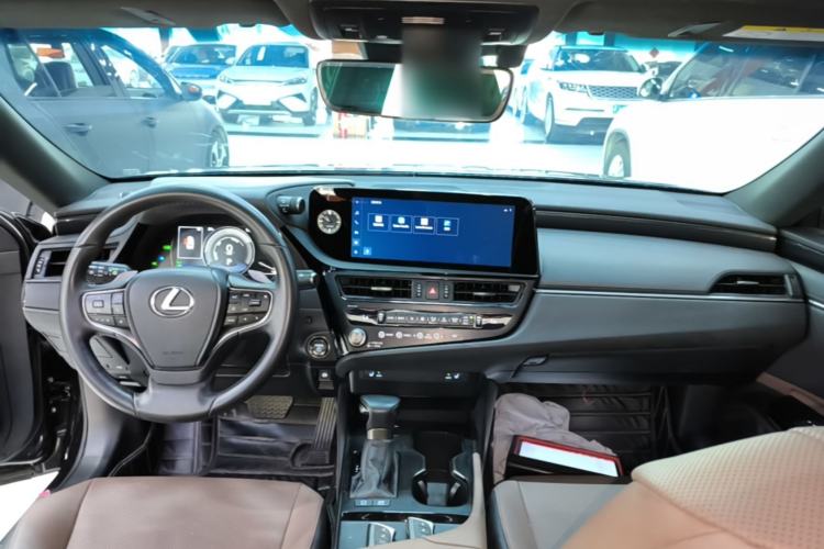 Used Lexus ES 2022 300h Excellence Edition Center Console