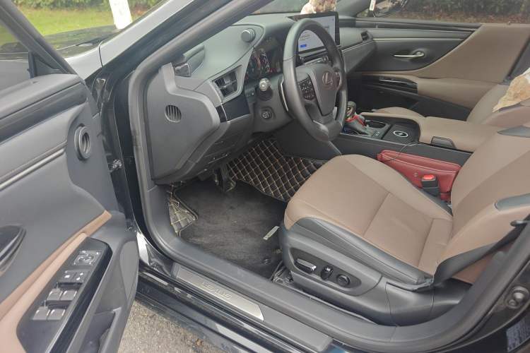 Used Lexus ES 2022 300h Excellence Edition Driver Seat