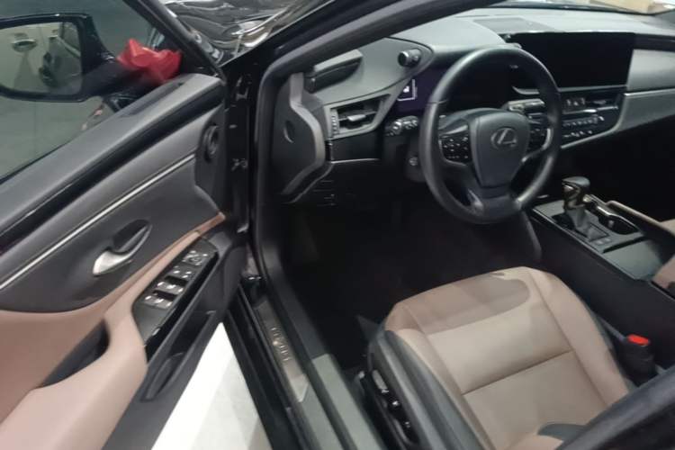 Used Lexus ES 2022 200 Excellence Edition Driver Seat