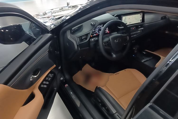 Used Lexus ES 2022 300h Deluxe Edition Driver Seat