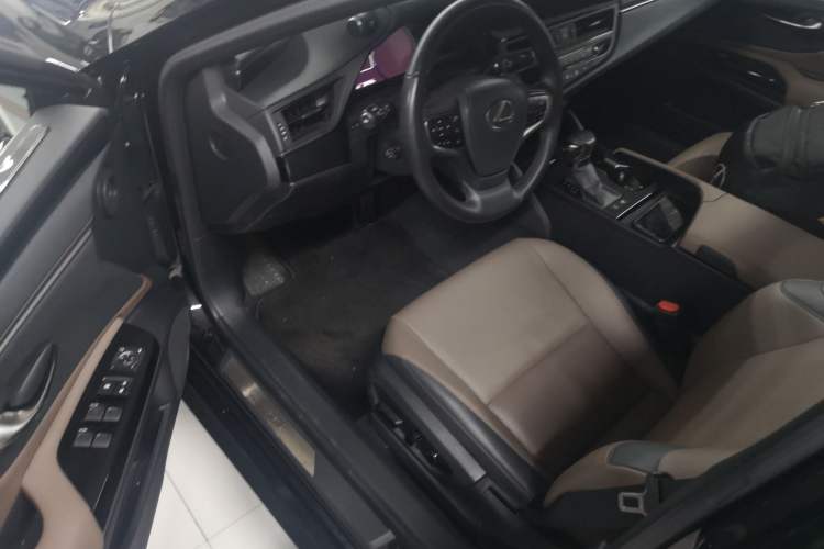 Used Lexus ES 2022 300h Deluxe Edition Driver Seat