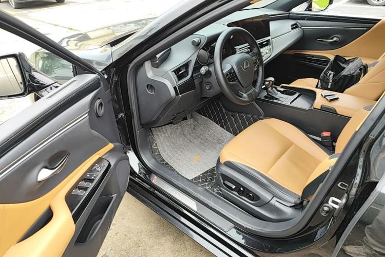 Used Lexus ES 2022 300h Excellence Edition Driver Seat