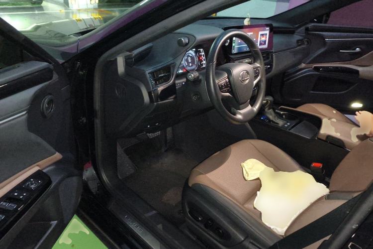 Used Lexus ES 2022 300h Excellence Edition Driver Seat
