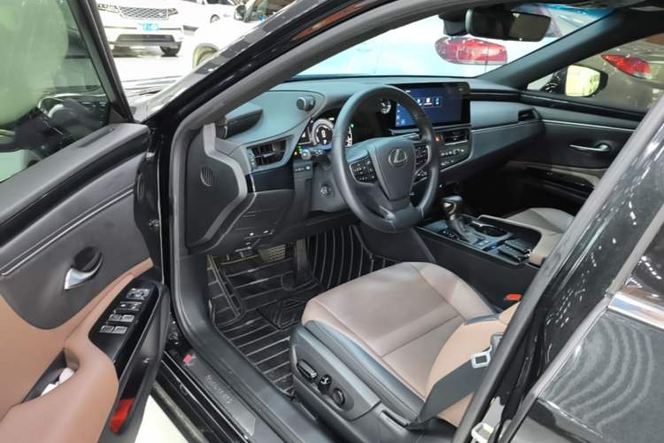 Used Lexus ES 2022 300h Excellence Edition Driver Seat