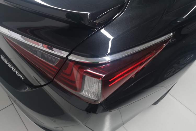 Used Lexus ES 2022 300h Deluxe Edition Exterior 3