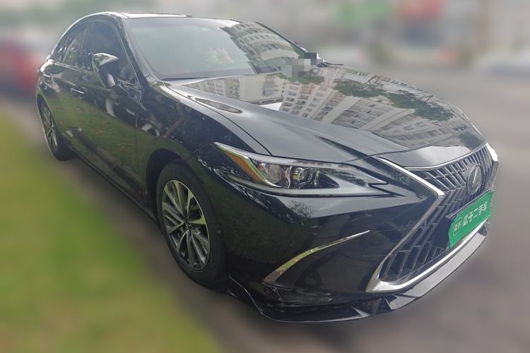 Used Lexus ES 2022 300h Excellence Edition Front Right 45 Deg