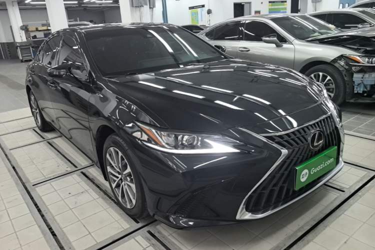 Used Lexus ES 2022 200 Excellence Edition Front Right 45 Deg