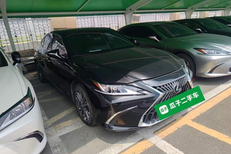 Used Lexus ES 2022 300h Excellence Edition Front Right 45 Deg