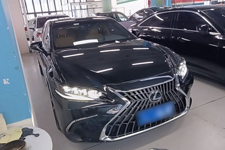 Used Lexus ES 2022 300h Deluxe Edition Front Right 45 Deg