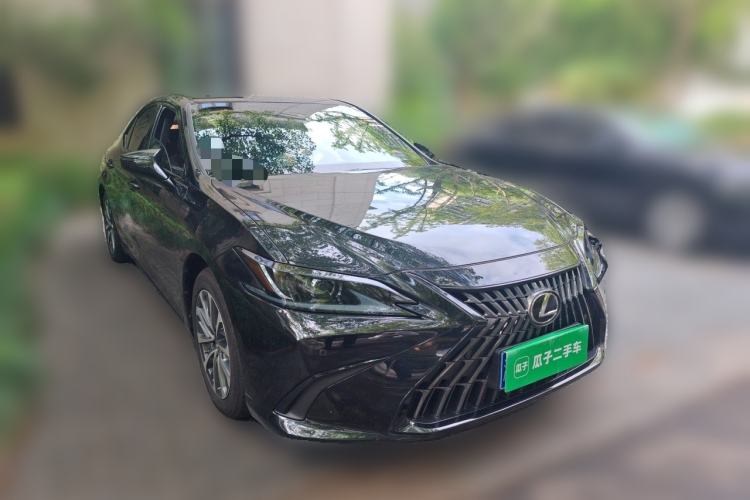 Used Lexus ES 2022 300h Excellence Edition Front Right 45 Deg